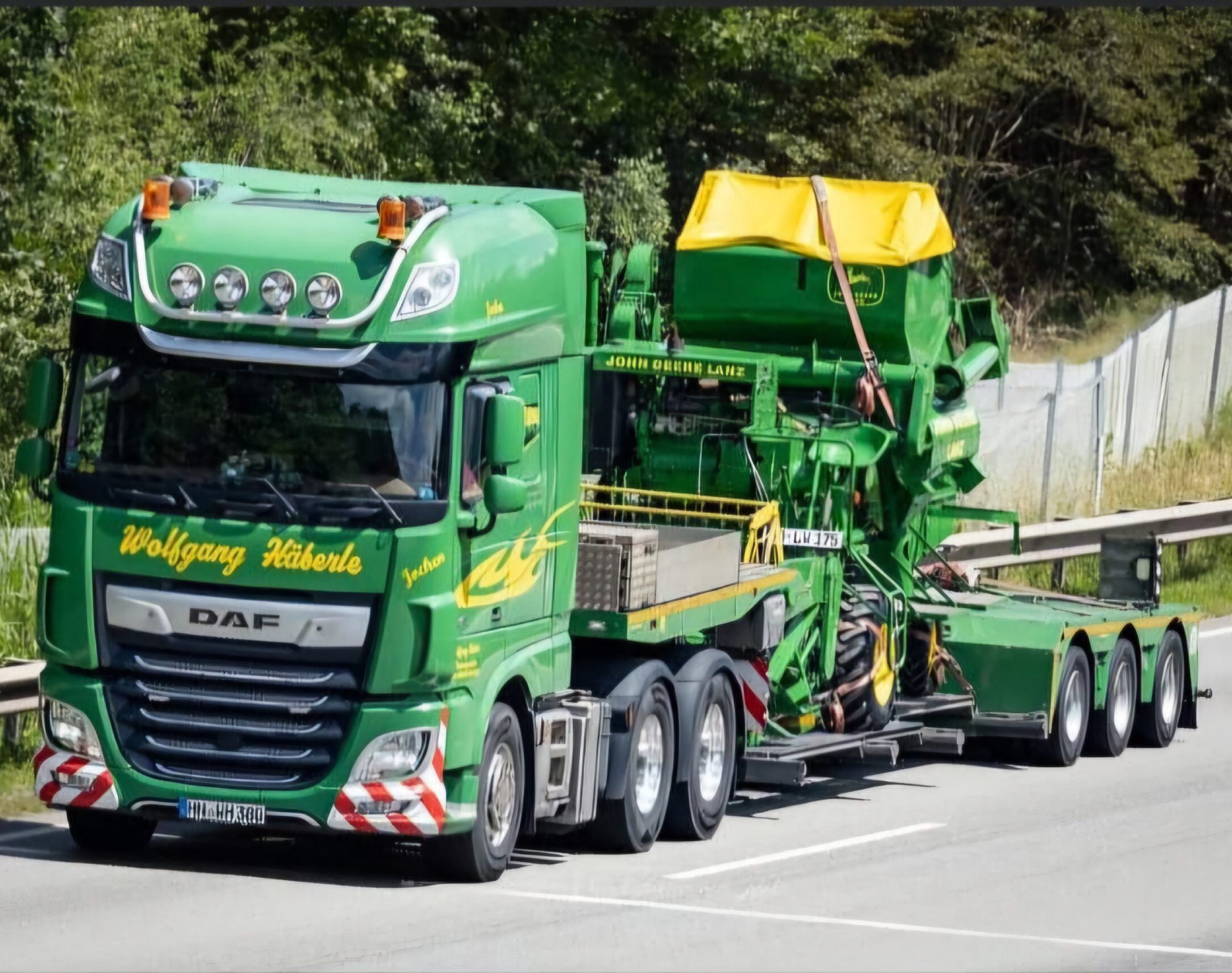 Ein Häberle Lkw währrend eines Schwertransports.