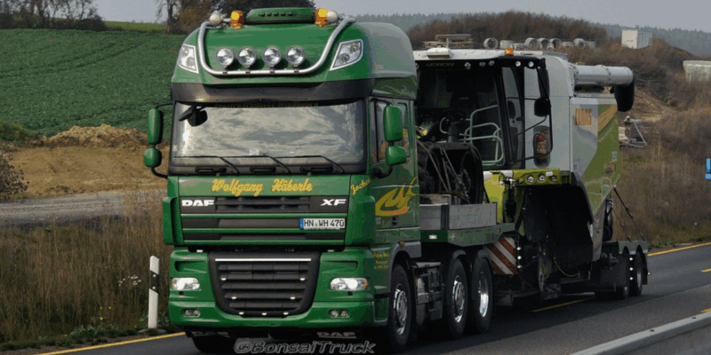 Ein Häberle Lkw währrend eines Schwertransports.